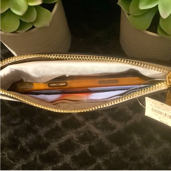 NEW Michael Kors extra large vanilla wristlet - Picture 7 of 8